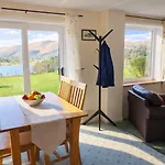 בית נופש View, Stunning Views Over Lake, Ideal Romantic Break גראסמיר