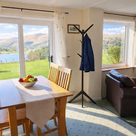בית נופש View, Stunning Views Over Lake, Ideal Romantic Break גראסמיר